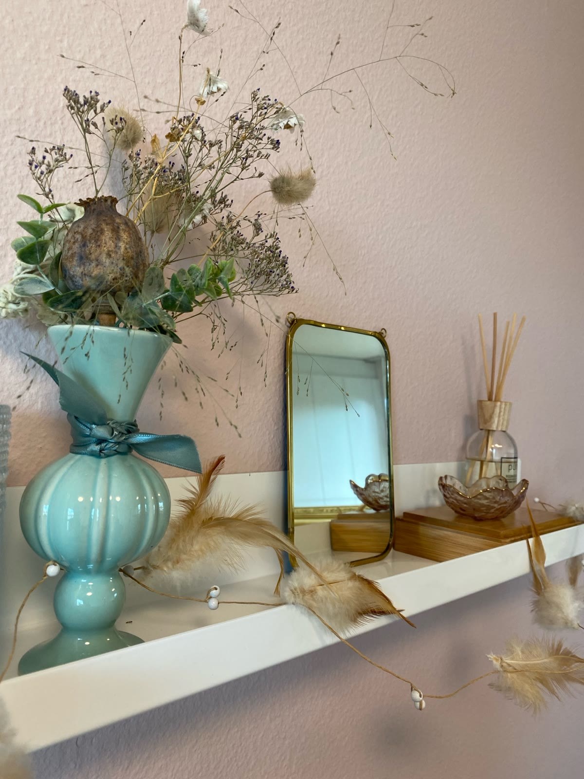 Trockenblumen und Spiegel im Studio